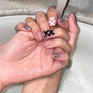 Press On Nail, Fake Nail